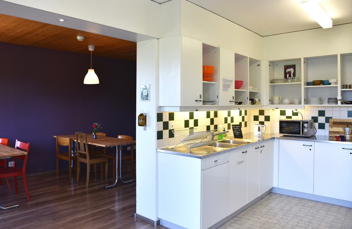 photo of guest kitchen in hostel77
